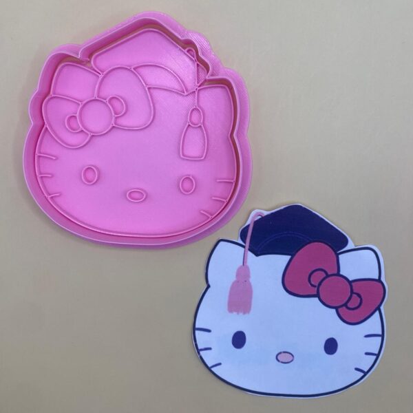 CORTADOR CON SELLO MARCADOR 10 CM HELLO KITTY GRADUACION