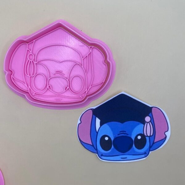 CORTADOR CON SELLO MARCADOR 10 CM STICH GRADUACION