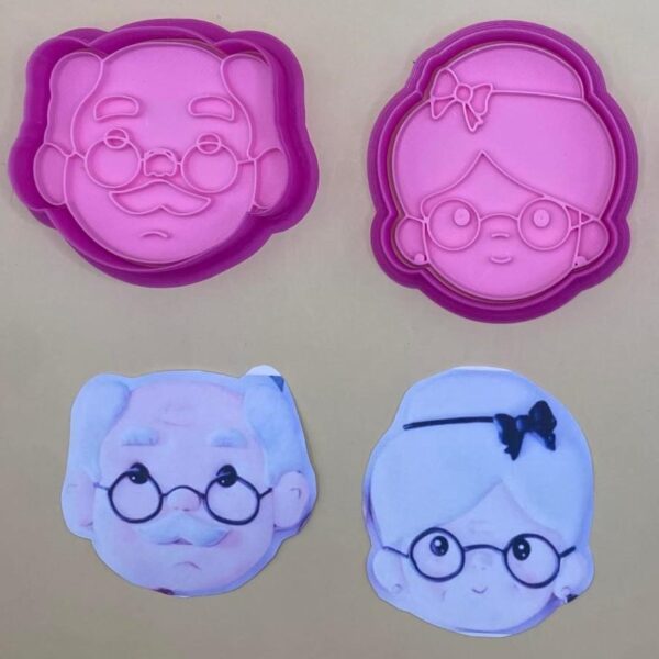 2 CORTADORES DE GALLETAS CON SELLO MARCADOR ABUELO Y ABUELA 8 CM