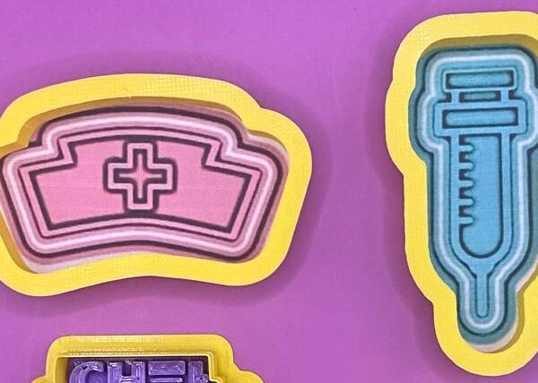 2 CORTADORES JERINGA Y COFIA ENFERMERA 8 CM