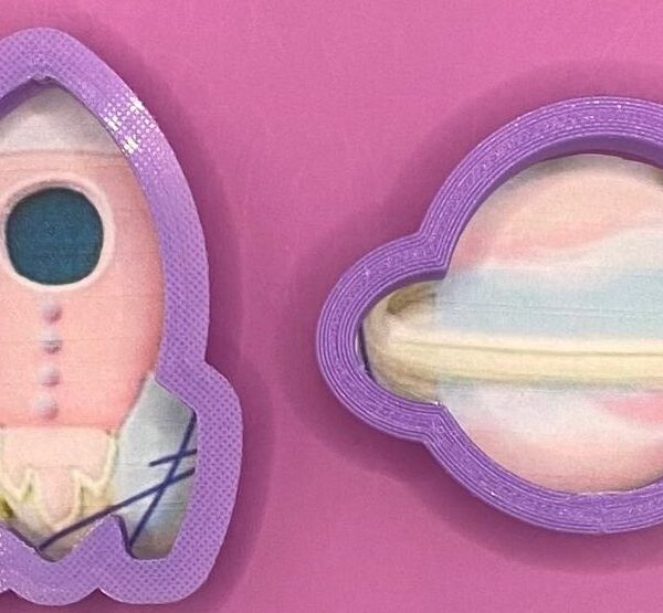 2 CORTADORES DE GALLETAS COHETE Y PLANETA SATURNO