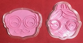 2 CORTADORES DE GALLETAS CON SELLO MARCADOR ABUELA y ABUELO