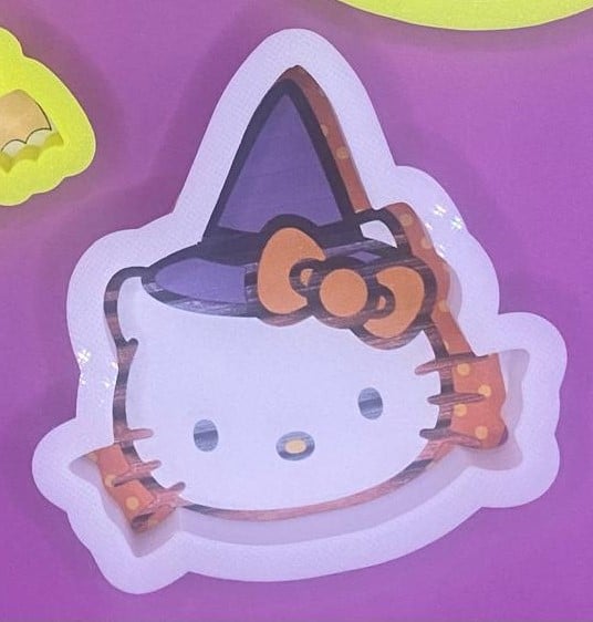 CORTADOR HELLO KITTY CON SOMBRERO DE BRUJA 10 CM