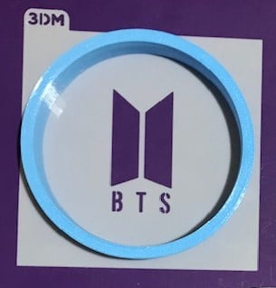 STENCIL BTS 12 X 12 CM FIGURA EN 7 CM