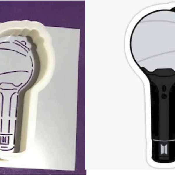 CORTADOR DE GALLETAS 10 CM Y STENCIL MICROFONO BTS