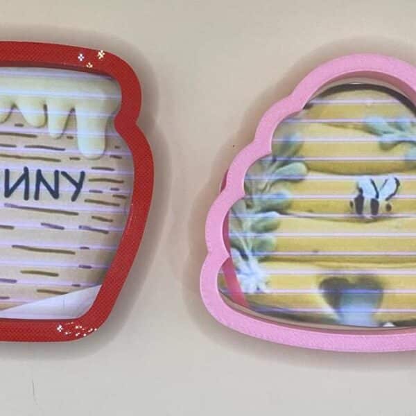 2 CORTADORES DE GALLETAS PANAL Y TARRO DE MIEL 9 CM WINNIE POOH