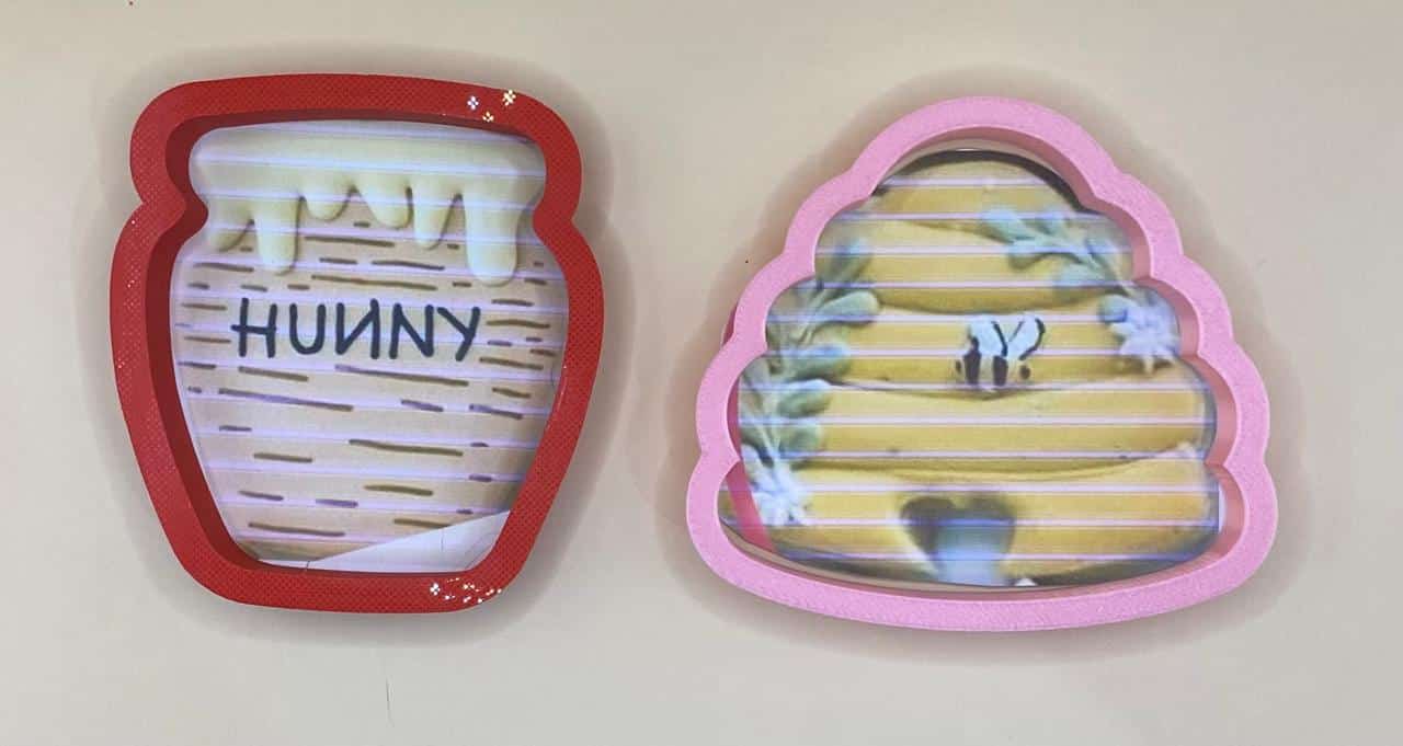 2 CORTADORES DE GALLETAS PANAL Y TARRO DE MIEL 9 CM WINNIE POOH