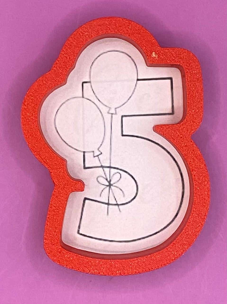 CORTADOR DE GALLETAS NUMERO 5 CON GLOBOS 10 CM