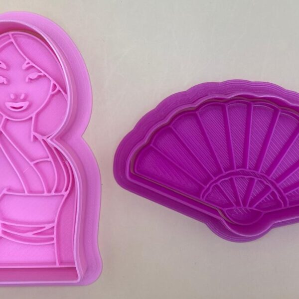 2 CORTADORES DE GALLETA MULAN Y ABANICO CON SELLO MARCADOR 8 CM