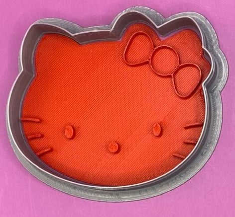 CORTADOR DE GALLETAS HELLO KITTY CON SELLO 9 CM