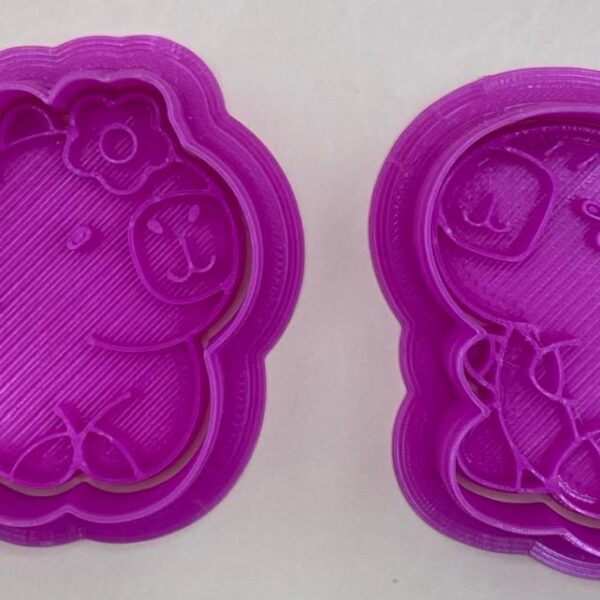 2 CORTADORES DE GALLETAS CAPIBARA CON SELLO MARCADOR 5 CM