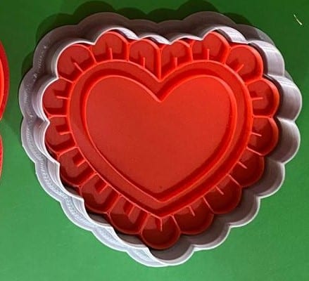 CORTADOR DE GALLETAS CORAZON CON ONDAS CON SELLO MARCADOR 10 CM